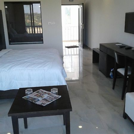 The Meera Hotel Derol 外观 照片