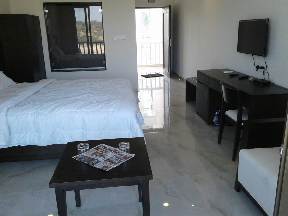 The Meera Hotel Derol 外观 照片