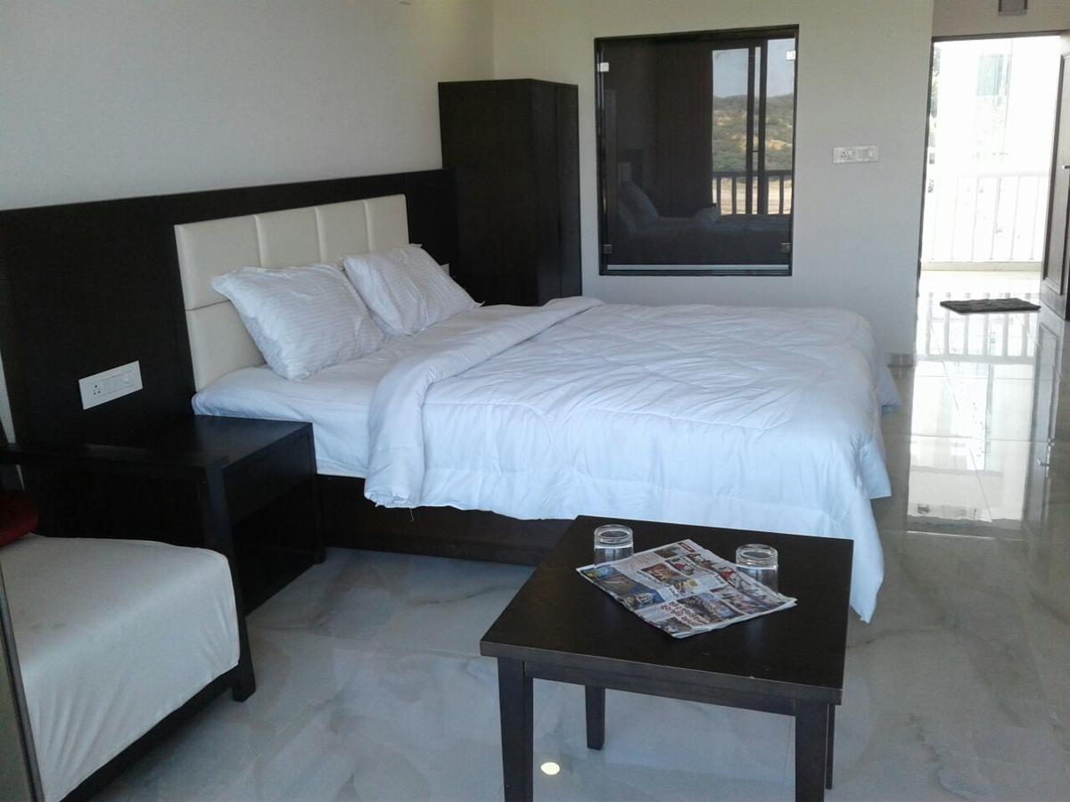 The Meera Hotel Derol 外观 照片