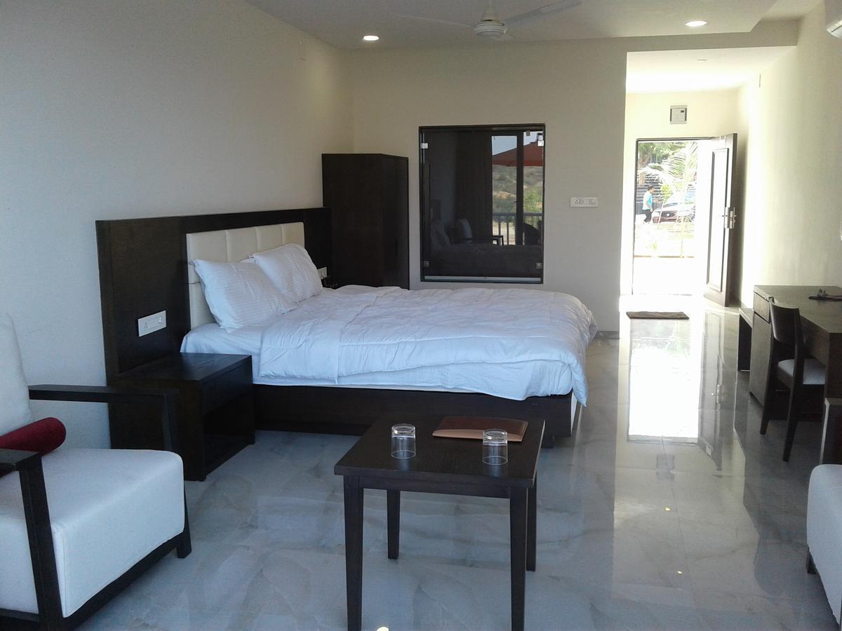 The Meera Hotel Derol 外观 照片